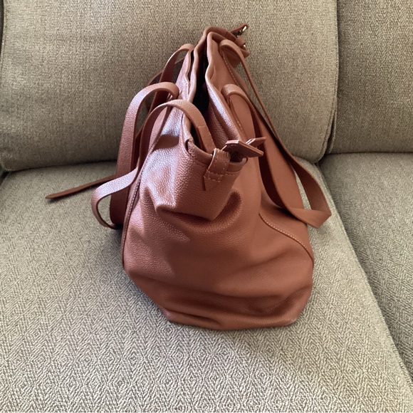 Tote 100% leather great for travel or work bag. - Picture 3 of 12